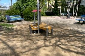 Neues Spielgerät auf dem Spielplatz – eine Sandküche