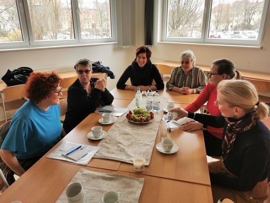 Gruppenbild 6 Frauen, am Tisch sitzend