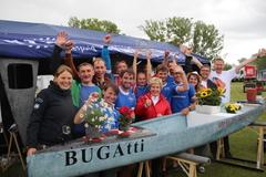 Dietlind Tiemann und die Teilnehmer der Hochschule für Technik, Wirtschaft und Kultur Leipzig (HTWK Leipzig), die eigens mit einem BUGA-Beton-Boot anreisten und den 2. Preis für Gestaltung gewannen