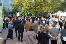 Interessierte Besucher bei den Eröffnungsreden.