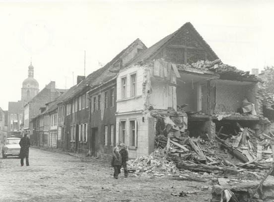 Abriss eines Hauses in der Kapellenstraße 1974, im Hintergrund ist die St.-Gotthardt-Kirche zu sehen (Foto: Stadtmuseum Brandenburg an der Havel)