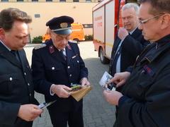 Wer ist wer? Helmut Lendel (Bildmitte) zeigt alte Fotos.