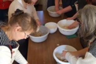 In dem Brotback-Workshop „Sauerteig macht lustig“ konnten sich Frauen am 03.03.2018 austauschen
