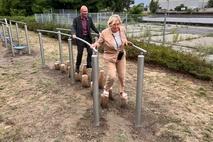 Test auf einem der Trimmgeräte des Gesundheitspfads.