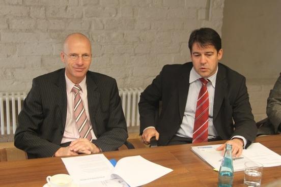 Bürgermeister (rechts) und BRAWAG-Geschäftsführer erläutern die geplanten Änderungen