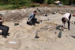 Susi Möller, Torsten Trebeß und Bettina Jungklaus bei der Freilegung und Bergung eines Körpergrabes