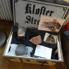 Geheimnis um…. den Museumskoffer! Wir packen ihn gemeinsam bis auf den Grund aus und hören viele Geschichten um den uralten Inhalt (Foto: Stadtmuseum Brandenburg an der Havel)