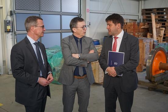 Geschäftsführer Wilfried Pieper (Mitte) zeigt Wirtschaftsminister Albrecht Gerber (li.) und Bürgermeister Steffen Scheller das Unternehmen. 