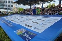 Blick übers Werbebanner zur Tribüne.