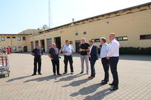 Gesprächsrunde auf dem Feuerwehrhof.