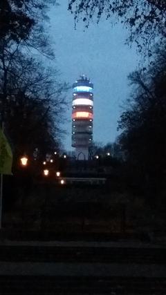 Friedenswarte in den Farben der Trikolore