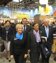 Gemeinsamer Rundgang durch die Brandenburg Halle in Begleitung der Thailändischen Botschafterin, I.E. Nongnuth Phetcharatana (links)