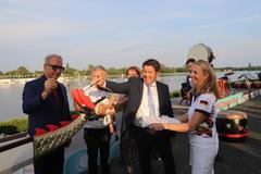 Steffen Scheller bemalt den Drachen, um ihn Leben einzuhauchen.