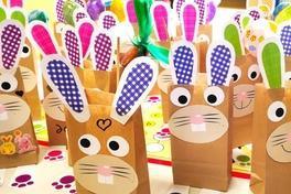 Bunte gebastelte Osterhasen-Tüten