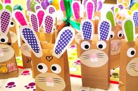 Bunte gebastelte Osterhasen-Tüten