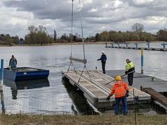 Startbrücken Mitarbeiter lassen Startbrücken zu Wasser