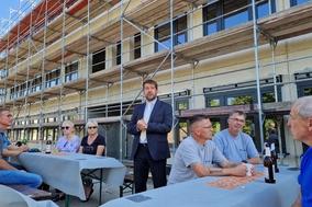 Oberbürgermeister Steffen Scheller begrüßte im Namen des Bauherrn die Gäste.