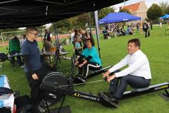 Steffen Scheller ruderte auf dem Ergometer gegen die Behindertenbeauftragte Katrin Tietz.