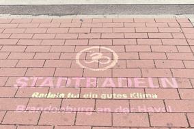 Stadtradel Logo auf einem Radweg.