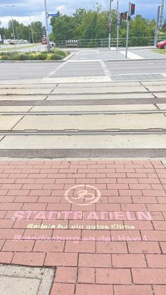 Aufrufe zum Stadtradeln sind im Stadtgebiet wie hier in der August-Bebel-Straße auf Radwegen gesprüht.