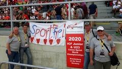 Das Brandenburger Team mit Werbe-Banner und "Sport frei!"-Gruß.