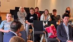 Oberbürgermeister Steffen Scheller im Gespräch mit Schülervertreterinnen und -vertretern.