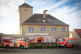 Die Kameraden der FF Kirchmöser vor ihrem jetzigen Feuerwehrgerätehaus aus dem Jahr 1936.