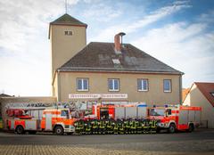 Die Kameraden der FF Kirchmöser vor ihrem jetzigen Feuerwehrgerätehaus aus dem Jahr 1936.