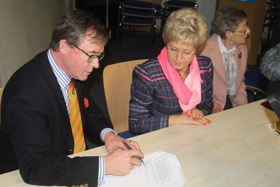 Henning v. Katte , Oberbürgermeisterin Dr. Dietlind Tiemann und Eva v. Katte bei der Unterzeichnung des Vertrages, u.a. über die Leihgabe des Richtschwertes