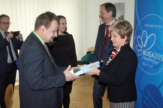Oberbürgermeisterin Dr. Dietlind Tiemann überreicht Bürgermeister Sigutis Obelevicius einen Begrüßungskoffer der Stadt Brandenburg an der Havel