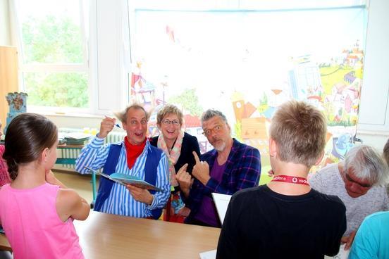 Herr Wolke, Dirk Trageser und Rolf Barth signieren die Bücher für die Kinder.