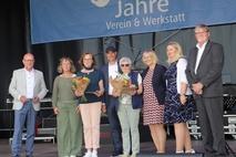 Ausgezeichnete mit den Vorständen Matthias Pietschmann und Nadin Leetz