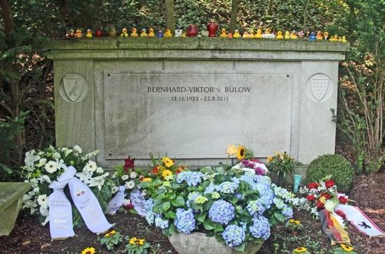 Kränze am Grab des Ehrenbürgers Vicco von Bülow niedergelegt