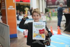 Junge mit Pokal