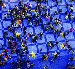 Menschen auf dem Platz