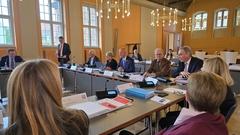 Oberbürgermeister Daniel Keip zwischen der Präsidentin des Bundesgerichtshofs Bettina Limperg.