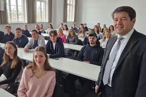 Oberbürgermeister Steffen Scheller hieß die zweite Kohorte angehender Zahnmediziner willkommen.