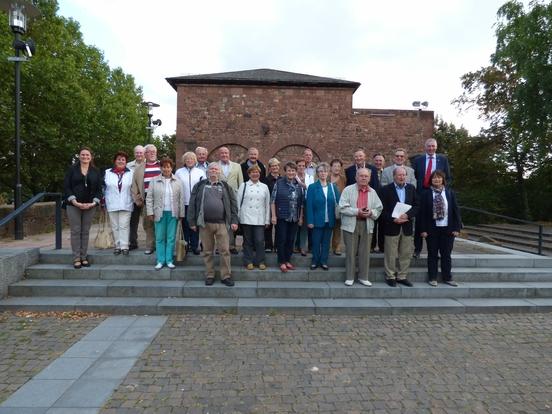 Gruppenfoto vor dem Casimirschloss