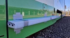 Zur Sicherheit trägt die 2,7 Millionen Euro teure Straßenbahn Prallschutz.