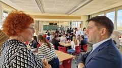 Schulleiterin Andrea Wissinger und Oberbürgermeister Steffen Scheller im Gespräch.