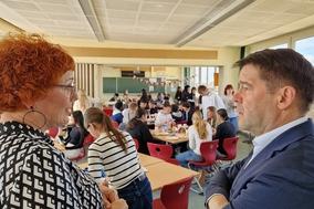 Schulleiterin Andrea Wissinger und Oberbürgermeister Steffen Scheller im Gespräch.