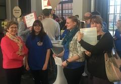 Oberbürgermeisterin Dr. Dietlind Tiemann zusammen mit den Azubis und der Ausbildungsleiterin Frau Vogel