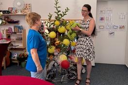 Alexandra Adel überreichte Kita-Leiterin Karin Brodöhl die Gaben für die Kinder.