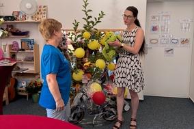 Alexandra Adel überreichte Kita-Leiterin Karin Brodöhl die Gaben für die Kinder.