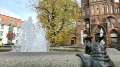Am herbstlichen Montag schaute der Waldmops auf dem Altstädtischen Markt noch aufs sprudelnde Nass.