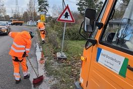 Mittwoch hat sich der Bauhof erneut um die Schlaglöcher am Eichhorstweg gekümmert.