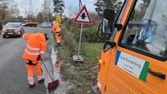 Mittwoch hat sich der Bauhof erneut um die Schlaglöcher am Eichhorstweg gekümmert.