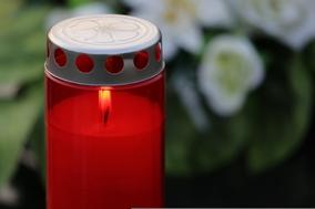 Eine Kerze auf dem Friedhof.