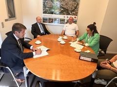 Oberbürgermeister Steffen Scheller und Geschäftsführerin der Brandenburger Gaumenfreuden GmbH, Sandra Seifert, unterzeichnen den Pachtvertrag.