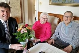 Oberbürgermeister Steffen Scheller mit nnelies und Erwin Kolakowski